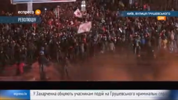 The police tried to disperse the demonstrators with a water cannon: The ambulance took a dozen wounded. Милиция попыталась разогнать демонстрантов водометом: Скорая забрала с десяток раненых.