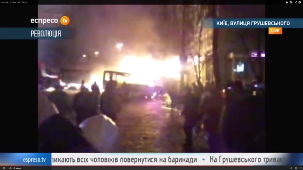 The police tried to disperse the demonstrators with a water cannon: The ambulance took a dozen wounded. Милиция попыталась разогнать демонстрантов водометом: Скорая забрала с десяток раненых.