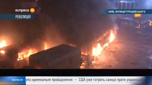 The police tried to disperse the demonstrators with a water cannon: The ambulance took a dozen wounded. Милиция попыталась разогнать демонстрантов водометом: Скорая забрала с десяток раненых.