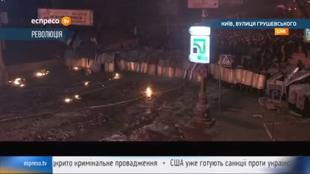The police tried to disperse the demonstrators with a water cannon: The ambulance took a dozen wounded. Милиция попыталась разогнать демонстрантов водометом: Скорая забрала с десяток раненых.