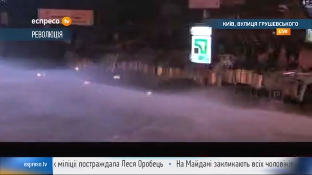 The police tried to disperse the demonstrators with a water cannon: The ambulance took a dozen wounded. Милиция попыталась разогнать демонстрантов водометом: Скорая забрала с десяток раненых.