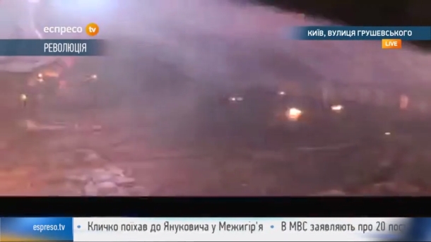The police tried to disperse the demonstrators with a water cannon: The ambulance took a dozen wounded. Милиция попыталась разогнать демонстрантов водометом: Скорая забрала с десяток раненых.