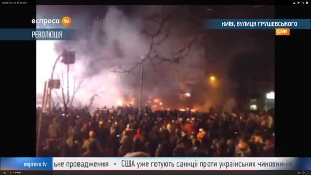 The police tried to disperse the demonstrators with a water cannon: The ambulance took a dozen wounded. Милиция попыталась разогнать демонстрантов водометом: Скорая забрала с десяток раненых.