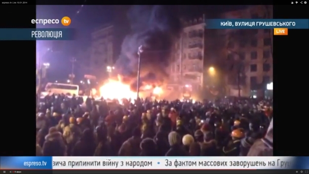 The police tried to disperse the demonstrators with a water cannon: The ambulance took a dozen wounded. Милиция попыталась разогнать демонстрантов водометом: Скорая забрала с десяток раненых.