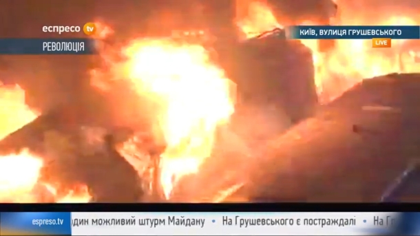 The police tried to disperse the demonstrators with a water cannon: The ambulance took a dozen wounded. Милиция попыталась разогнать демонстрантов водометом: Скорая забрала с десяток раненых.