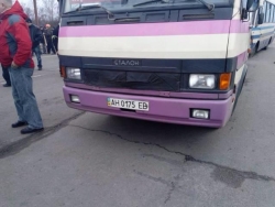 Активисты Полтавщины поймали на дороге три автобуса вооруженных палками титушек из Донецка