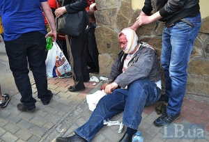 In Kharkov, after a fight with the ultras eight hospitalized: separatists attacked with sticks, bricks and weapons. PHOTO report + VIDEO