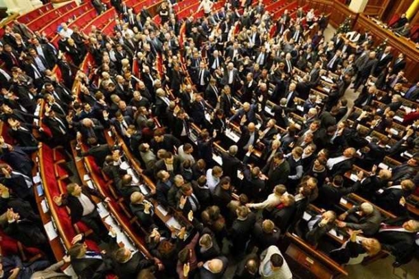 The authorities and the opposition agreed on amnesty, repeal of laws on January 16 and responsibility of the government. Yatseniuk refused from premiership Власть и оппозиция договорились по амнистии, отмене законов 16 января и ответственности правительства. Яценюк отказался от премьерства
