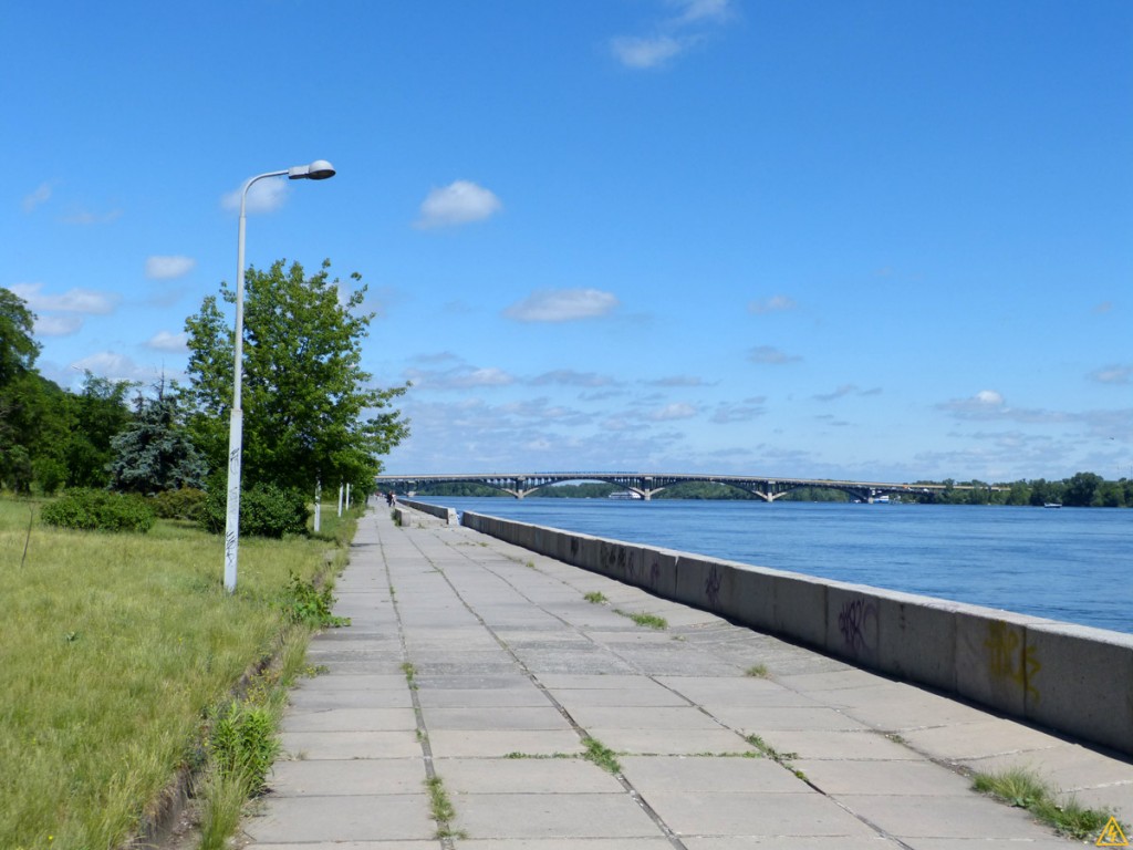 Embankment near the bridge Metro - Places in Kiev, where a good fishing Набережная возле моста Метро - Топ мест для хорошей рыбалки в Киеве