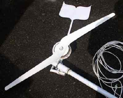 Homemade wind turbine with blades made of aluminum pipe with a 
