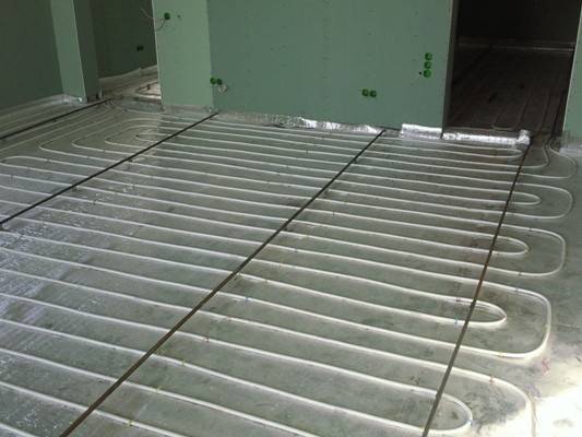 Installation of a water-heated floor