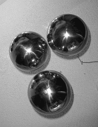 Body consisted of three metal spheres, hanging in the air on the thin metal wires.