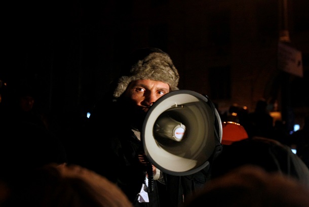 Dissatisfaction with the opposition, the seizure of buildings and prayer for the dead. Photo of the main events in Kiev on January 24 Недовольство оппозицией, захват зданий и молитва по убитым. Фото главных событий в Киеве 24 января