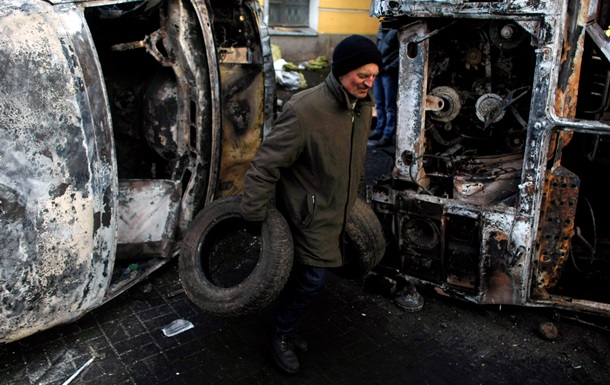 Коммунальщики в понедельник начнут разбор баррикад в Киеве - Макеенко