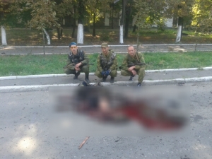 Russians boast about social networks of dead Ukrainian warriors and are photographed against the background of bodies