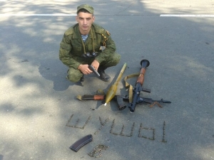 Russians boast about social networks of dead Ukrainian warriors and are photographed against the background of bodies