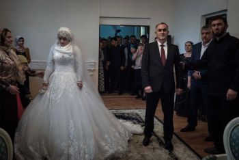 In Chechnya, held "wedding of the century": policeman married 17-year-old