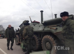 A column of ten Russian armored vehicles is sent to Simferopol: from the weapons the military noticed - AK-47 and SVD.