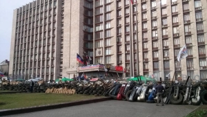Separatists in Donetsk are strengthening the barricades near the Regional State Administration and, apparently, are not going to disagree