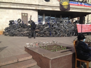 Donetsk separatists imitate the Maidan: tires, cobblestones, sandwiches.