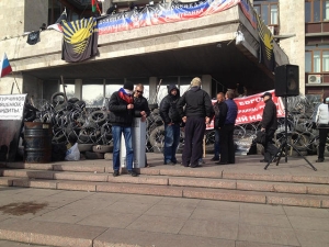 Donetsk separatists imitate the Maidan: tires, cobblestones, sandwiches.