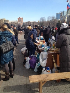 Donetsk separatists imitate the Maidan: tires, cobblestones, sandwiches.