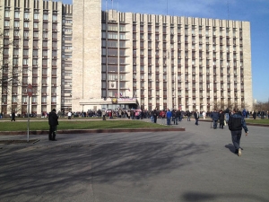 Donetsk separatists imitate the Maidan: tires, cobblestones, sandwiches.