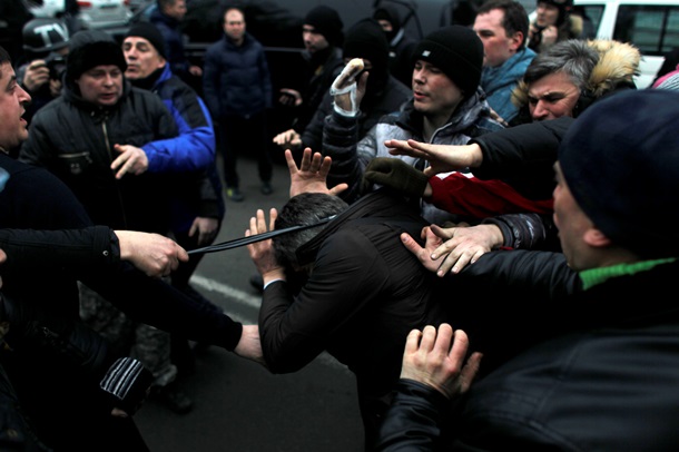 Реакция на появление на улицах Киева депутата-регионала и сторонника ПР