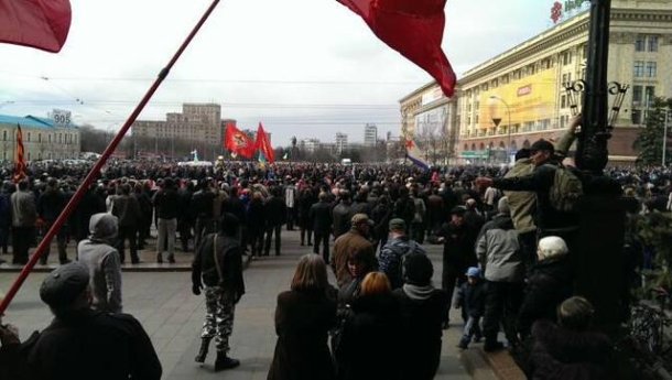 In Kharkov, pro-Russian activists with sticks and bottles attacked pro-Ukrainian ones. В Харькове пророссийские активисты с палками и бутылками набросились на проукраинских.