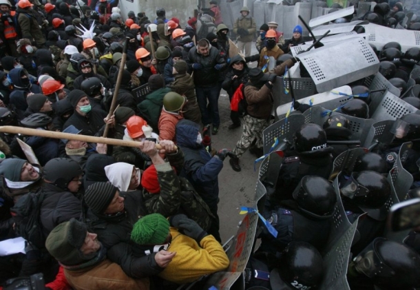 The noise grenade tore the leg of the protestor, the second one is damaged head Шумовая граната разорвала ногу митингующему, у второго повреждена голова
