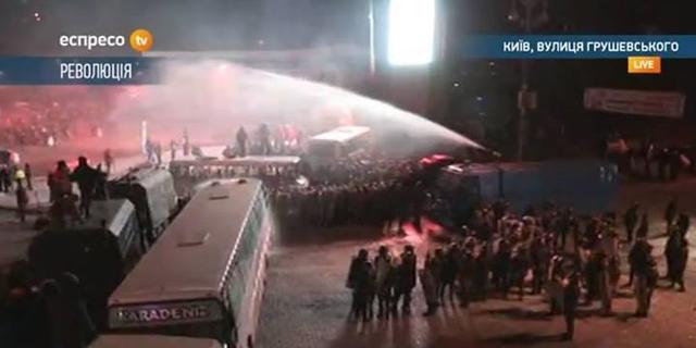 The police tried to disperse the demonstrators with a water cannon: The ambulance took a dozen wounded. Милиция попыталась разогнать демонстрантов водометом: Скорая забрала с десяток раненых.