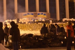 Exactly: activists are storming the OGA and erecting barricades. PHOTO report + VIDEO
