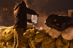 Exactly: activists are storming the OGA and erecting barricades. PHOTO report + VIDEO