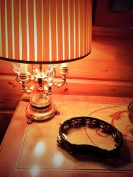 And yet in the bedroom, Yanukovych for some reason lay a tambourine)) Next to the box for eggs Faberge. It's a tambourine! This explains a lot))) and why is he in the bedroom?