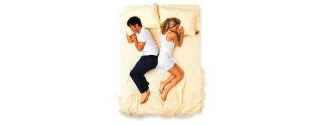 В какой позе спят супруги — такие у них и отношения